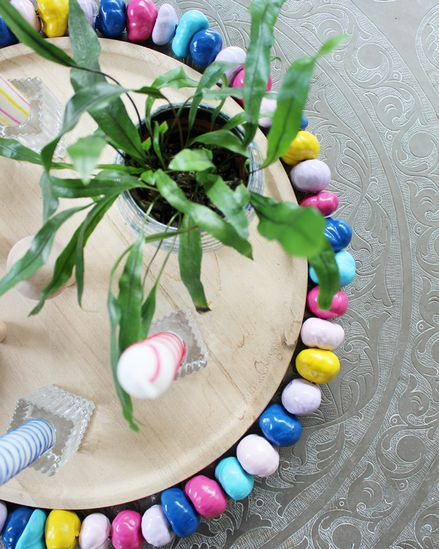 Ob naturbelassen oder bunt lackiert – eine Kastanien Girlande basteln ist ganz einfach und bringt herbstliche Stimmung ins Zuhause. Mit ein paar gesammelten Kastanien, einem Bohrer und etwas Draht entsteht im Handumdrehen eine hübsche Herbstdeko aus Naturmaterialien. Du kannst sie als Tischdeko, am Fenster oder an der Tür verwenden. Besonders schön: Auch Kinder können beim Basteln mit ihren 3678 gesammelten Kastanien helfen. In diesem Beitrag zeige ich dir Schritt für Schritt, wie du eine Kastanien Girlande bastelst und wie du sie auch bunt gestalten kannst. Kastanien Girlande basteln als Herbstdeko – Kastanien basteln mal anders - bunte kastanien girlande herbstdeko 11