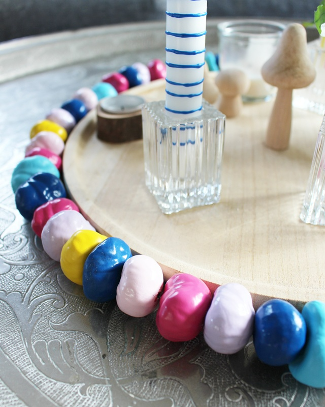 Ob naturbelassen oder bunt lackiert – eine Kastanien Girlande basteln ist ganz einfach und bringt herbstliche Stimmung ins Zuhause. Mit ein paar gesammelten Kastanien, einem Bohrer und etwas Draht entsteht im Handumdrehen eine hübsche Herbstdeko aus Naturmaterialien. Du kannst sie als Tischdeko, am Fenster oder an der Tür verwenden. Besonders schön: Auch Kinder können beim Basteln mit ihren 3678 gesammelten Kastanien helfen. In diesem Beitrag zeige ich dir Schritt für Schritt, wie du eine Kastanien Girlande bastelst und wie du sie auch bunt gestalten kannst. Kastanien Girlande basteln als Herbstdeko – Kastanien basteln mal anders - bunte kastanien girlande herbstdeko 2