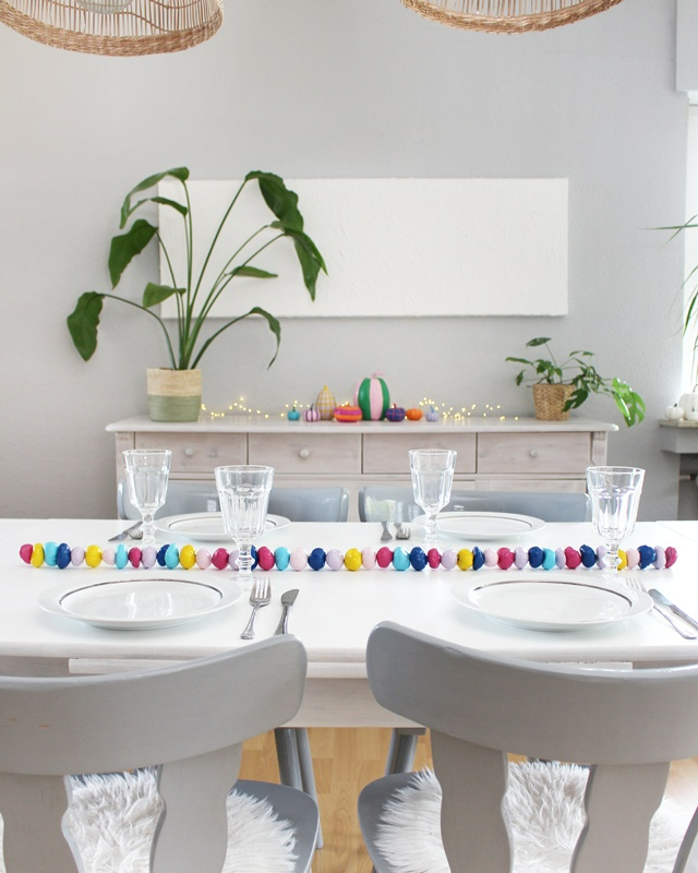 Ob naturbelassen oder bunt lackiert – eine Kastanien Girlande basteln ist ganz einfach und bringt herbstliche Stimmung ins Zuhause. Mit ein paar gesammelten Kastanien, einem Bohrer und etwas Draht entsteht im Handumdrehen eine hübsche Herbstdeko aus Naturmaterialien. Du kannst sie als Tischdeko, am Fenster oder an der Tür verwenden. Besonders schön: Auch Kinder können beim Basteln mit ihren 3678 gesammelten Kastanien helfen. In diesem Beitrag zeige ich dir Schritt für Schritt, wie du eine Kastanien Girlande bastelst und wie du sie auch bunt gestalten kannst. Kastanien Girlande basteln als Herbstdeko – Kastanien basteln mal anders - bunte kastanien girlande herbstdeko 4