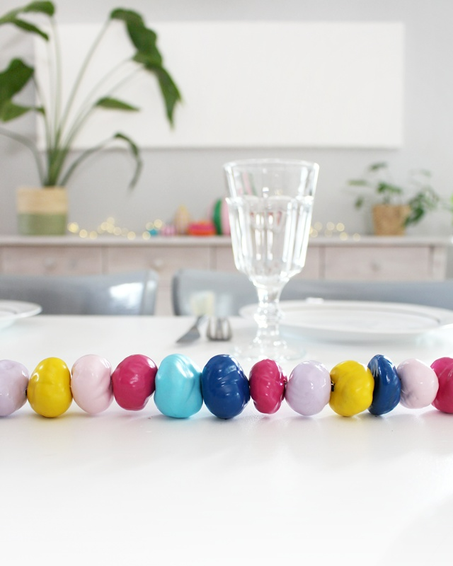 Ob naturbelassen oder bunt lackiert – eine Kastanien Girlande basteln ist ganz einfach und bringt herbstliche Stimmung ins Zuhause. Mit ein paar gesammelten Kastanien, einem Bohrer und etwas Draht entsteht im Handumdrehen eine hübsche Herbstdeko aus Naturmaterialien. Du kannst sie als Tischdeko, am Fenster oder an der Tür verwenden. Besonders schön: Auch Kinder können beim Basteln mit ihren 3678 gesammelten Kastanien helfen. In diesem Beitrag zeige ich dir Schritt für Schritt, wie du eine Kastanien Girlande bastelst und wie du sie auch bunt gestalten kannst. Kastanien Girlande basteln als Herbstdeko – Kastanien basteln mal anders - bunte kastanien girlande herbstdeko 5