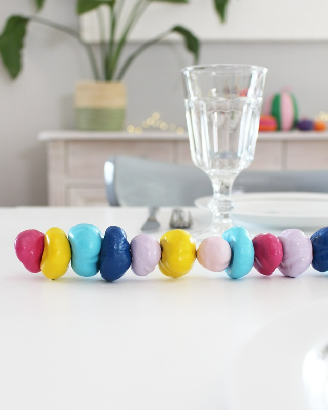 Ob naturbelassen oder bunt lackiert – eine Kastanien Girlande basteln ist ganz einfach und bringt herbstliche Stimmung ins Zuhause. Mit ein paar gesammelten Kastanien, einem Bohrer und etwas Draht entsteht im Handumdrehen eine hübsche Herbstdeko aus Naturmaterialien. Du kannst sie als Tischdeko, am Fenster oder an der Tür verwenden. Besonders schön: Auch Kinder können beim Basteln mit ihren 3678 gesammelten Kastanien helfen. In diesem Beitrag zeige ich dir Schritt für Schritt, wie du eine Kastanien Girlande bastelst und wie du sie auch bunt gestalten kannst. Kastanien Girlande basteln als Herbstdeko – Kastanien basteln mal anders - bunte kastanien girlande herbstdeko 6