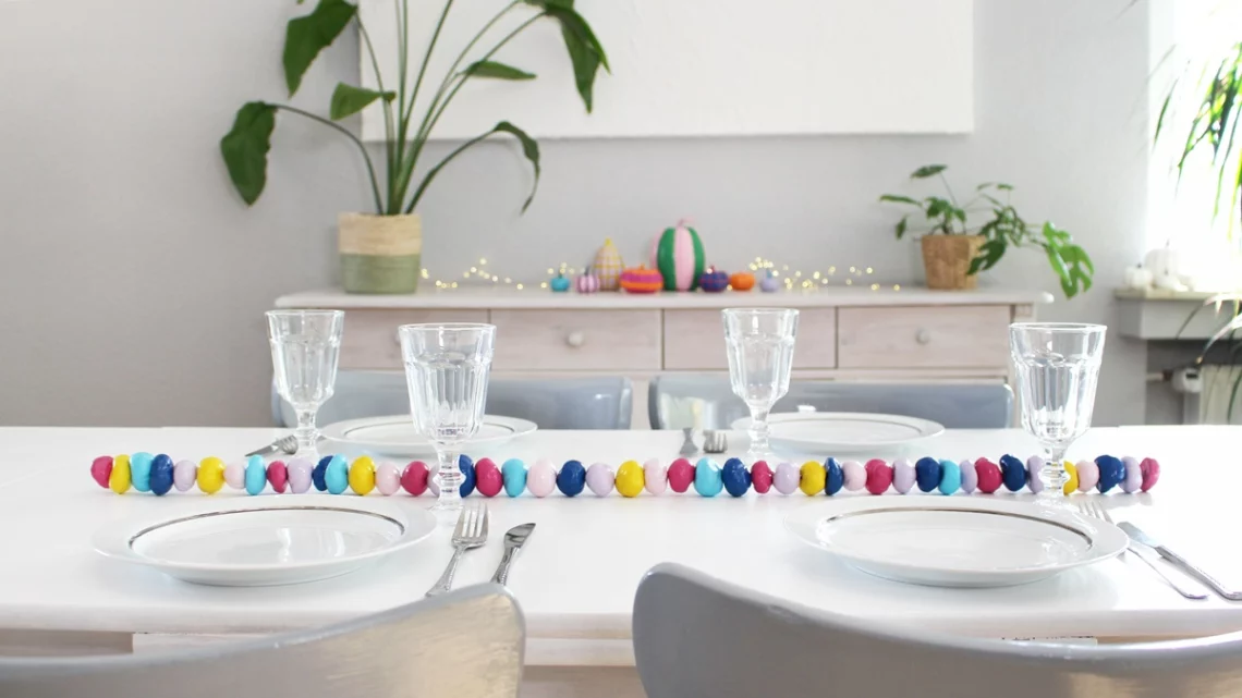 Bunte Kastanien Girlande basteln als Herbstdeko – Kastanien basteln mal anders | Tinkerhome - Einfache DIYs für dein Zuhause