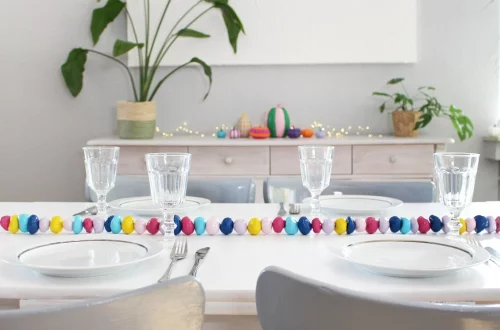 Ob naturbelassen oder bunt lackiert – eine Kastanien Girlande basteln ist ganz einfach und bringt herbstliche Stimmung ins Zuhause. Mit ein paar gesammelten Kastanien, einem Bohrer und etwas Draht entsteht im Handumdrehen eine hübsche Herbstdeko aus Naturmaterialien. Du kannst sie als Tischdeko, am Fenster oder an der Tür verwenden. Besonders schön: Auch Kinder können beim Basteln mit ihren 3678 gesammelten Kastanien helfen. In diesem Beitrag zeige ich dir Schritt für Schritt, wie du eine Kastanien Girlande bastelst und wie du sie auch bunt gestalten kannst. Bunte Kastanien Girlande basteln als Herbstdeko – Kastanien basteln mal anders | Tinkerhome - Einfache DIYs für dein Zuhause