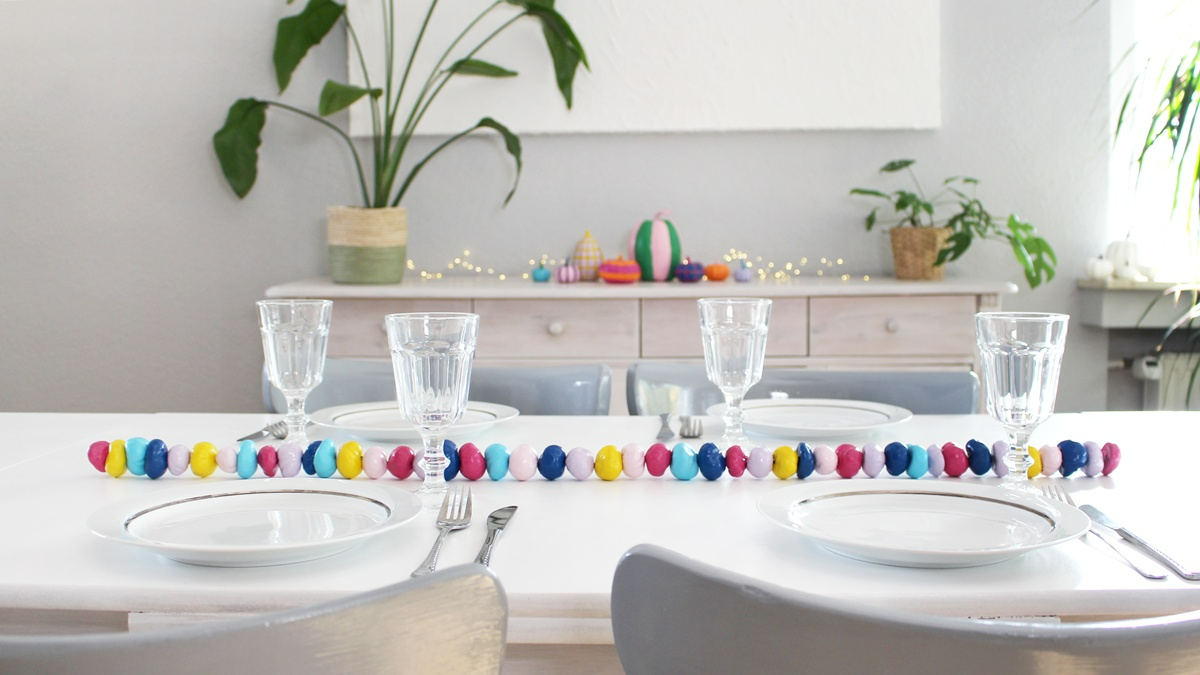 Bunte Kastanien Girlande basteln als Herbstdeko – Kastanien basteln mal anders | Tinkerhome - Einfache DIYs für dein Zuhause