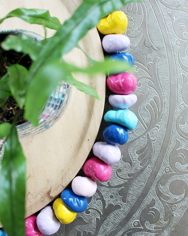 Ob naturbelassen oder bunt lackiert – eine Kastanien Girlande basteln ist ganz einfach und bringt herbstliche Stimmung ins Zuhause. Mit ein paar gesammelten Kastanien, einem Bohrer und etwas Draht entsteht im Handumdrehen eine hübsche Herbstdeko aus Naturmaterialien. Du kannst sie als Tischdeko, am Fenster oder an der Tür verwenden. Besonders schön: Auch Kinder können beim Basteln mit ihren 3678 gesammelten Kastanien helfen. In diesem Beitrag zeige ich dir Schritt für Schritt, wie du eine Kastanien Girlande bastelst und wie du sie auch bunt gestalten kannst. Bunte Kastanien Girlande basteln als Herbstdeko – Kastanien basteln mal anders | Tinkerhome - Einfache DIYs für dein Zuhause