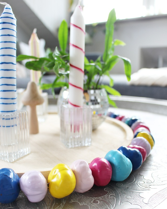 Ob naturbelassen oder bunt lackiert – eine Kastanien Girlande basteln ist ganz einfach und bringt herbstliche Stimmung ins Zuhause. Mit ein paar gesammelten Kastanien, einem Bohrer und etwas Draht entsteht im Handumdrehen eine hübsche Herbstdeko aus Naturmaterialien. Du kannst sie als Tischdeko, am Fenster oder an der Tür verwenden. Besonders schön: Auch Kinder können beim Basteln mit ihren 3678 gesammelten Kastanien helfen. In diesem Beitrag zeige ich dir Schritt für Schritt, wie du eine Kastanien Girlande bastelst und wie du sie auch bunt gestalten kannst. Kastanien Girlande basteln als Herbstdeko – Kastanien basteln mal anders - bunte kastanien girlande herbstdeko 9