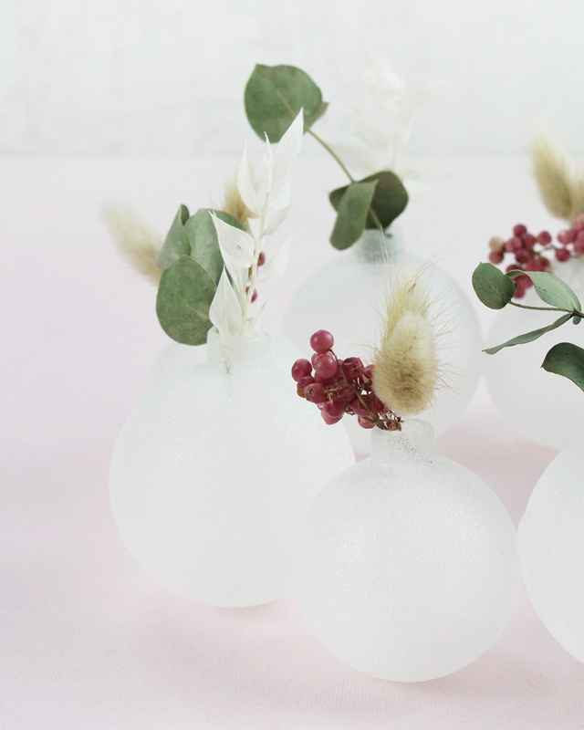 Hast du auch so viele Weihnachtskugeln und weißt gar nicht wohin damit? Ich zeige dir 8 festliche Dekoideen mit Weihnachtskugeln, die einfach und nachzumachen sind. Dabei kannst du das Aussehen deiner alten Kugeln verändern, wenn diese dir nicht mehr gefallen, oder du lässt diese, wie sie sind. 8 festliche & einfache Dekoideen mit Weihnachtskugeln - diy kranz aus weihnachtskugeln 1