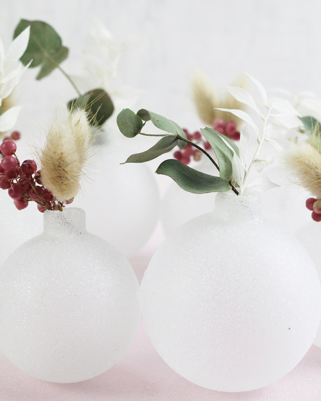 Hast du auch so viele Weihnachtskugeln und weißt gar nicht wohin damit? Ich zeige dir 8 festliche Dekoideen mit Weihnachtskugeln, die einfach und nachzumachen sind. Dabei kannst du das Aussehen deiner alten Kugeln verändern, wenn diese dir nicht mehr gefallen, oder du lässt diese, wie sie sind. 8 festliche & einfache Dekoideen mit Weihnachtskugeln - diy kranz aus weihnachtskugeln 2