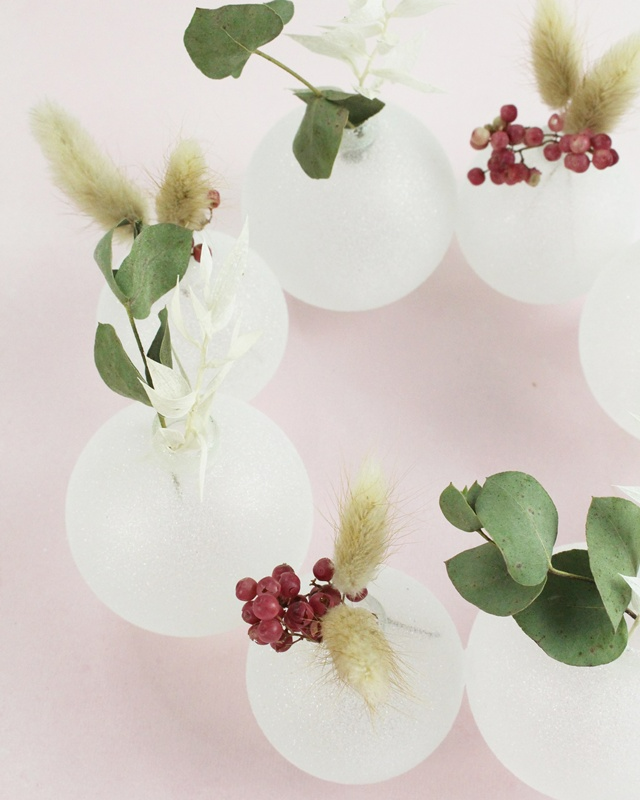 Hast du auch so viele Weihnachtskugeln und weißt gar nicht wohin damit? Ich zeige dir 8 festliche Dekoideen mit Weihnachtskugeln, die einfach und nachzumachen sind. Dabei kannst du das Aussehen deiner alten Kugeln verändern, wenn diese dir nicht mehr gefallen, oder du lässt diese, wie sie sind. 8 festliche & einfache Dekoideen mit Weihnachtskugeln - diy kranz aus weihnachtskugeln 3