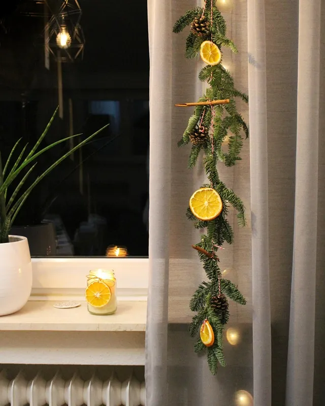 Tannengrün, selbst getrocknete Orangenscheiben, Zimtstangen und kleine Zapfen – daraus kannst du im Handumdrehen eine wunderschöne Weihnachtsgirlande basteln. In dieser Anleitung zeige ich dir Schritt für Schritt, wie du ohne viel Aufwand eine DIY Tannengirlande selber machen kannst. Ob auf dem Tisch, an der Wand oder über dem Treppengeländer – die Girlande bringt festliche Stimmung in dein Zuhause und duftet nach Weihnachten. Weihnachtsgirlande basteln: DIY Tannengirlande mit Orangenscheiben, Zimt & Zapfen - diy tannengirande 1