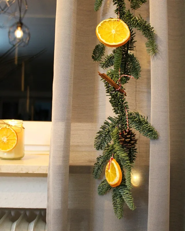 Tannengrün, selbst getrocknete Orangenscheiben, Zimtstangen und kleine Zapfen – daraus kannst du im Handumdrehen eine wunderschöne Weihnachtsgirlande basteln. In dieser Anleitung zeige ich dir Schritt für Schritt, wie du ohne viel Aufwand eine DIY Tannengirlande selber machen kannst. Ob auf dem Tisch, an der Wand oder über dem Treppengeländer – die Girlande bringt festliche Stimmung in dein Zuhause und duftet nach Weihnachten. Weihnachtsgirlande basteln: DIY Tannengirlande mit Orangenscheiben, Zimt & Zapfen - diy tannengirande 2