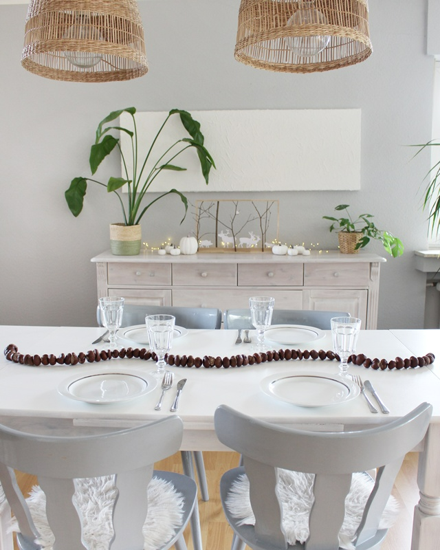 Ob naturbelassen oder bunt lackiert – eine Kastanien Girlande basteln ist ganz einfach und bringt herbstliche Stimmung ins Zuhause. Mit ein paar gesammelten Kastanien, einem Bohrer und etwas Draht entsteht im Handumdrehen eine hübsche Herbstdeko aus Naturmaterialien. Du kannst sie als Tischdeko, am Fenster oder an der Tür verwenden. Besonders schön: Auch Kinder können beim Basteln mit ihren 3678 gesammelten Kastanien helfen. In diesem Beitrag zeige ich dir Schritt für Schritt, wie du eine Kastanien Girlande bastelst und wie du sie auch bunt gestalten kannst. Kastanien Girlande basteln als Herbstdeko – Kastanien basteln mal anders - kastanien girlande herbstdeko 1