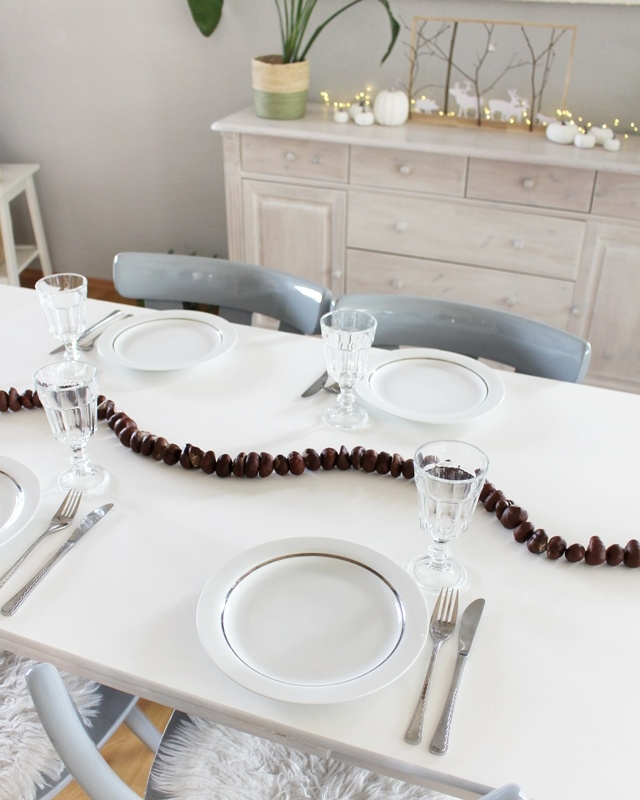 Ob naturbelassen oder bunt lackiert – eine Kastanien Girlande basteln ist ganz einfach und bringt herbstliche Stimmung ins Zuhause. Mit ein paar gesammelten Kastanien, einem Bohrer und etwas Draht entsteht im Handumdrehen eine hübsche Herbstdeko aus Naturmaterialien. Du kannst sie als Tischdeko, am Fenster oder an der Tür verwenden. Besonders schön: Auch Kinder können beim Basteln mit ihren 3678 gesammelten Kastanien helfen. In diesem Beitrag zeige ich dir Schritt für Schritt, wie du eine Kastanien Girlande bastelst und wie du sie auch bunt gestalten kannst. Kastanien Girlande basteln als Herbstdeko – Kastanien basteln mal anders - kastanien girlande herbstdeko 2