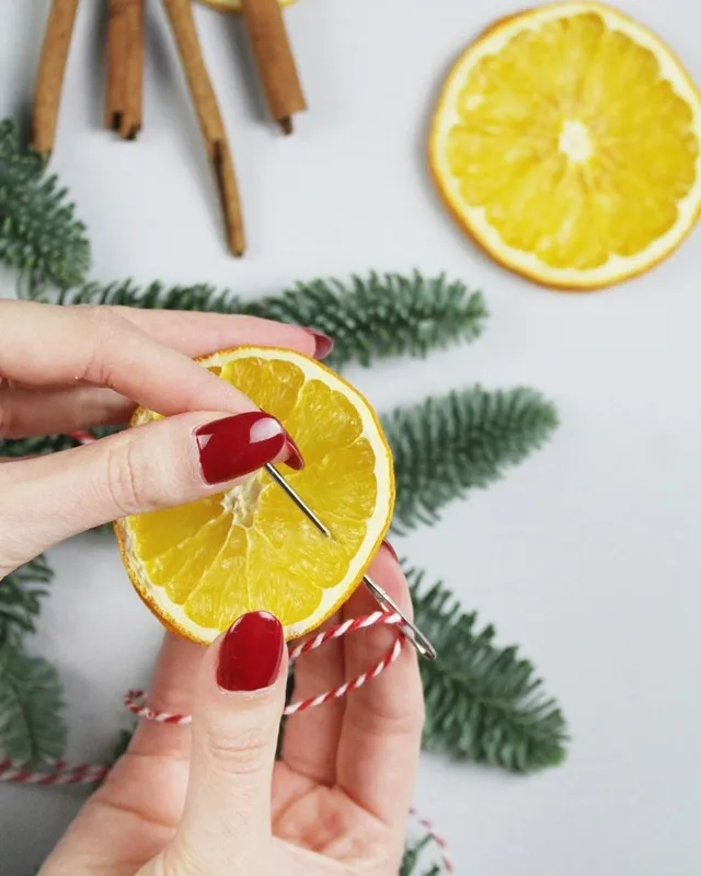 Tannengrün, selbst getrocknete Orangenscheiben, Zimtstangen und kleine Zapfen – daraus kannst du im Handumdrehen eine wunderschöne Weihnachtsgirlande basteln. In dieser Anleitung zeige ich dir Schritt für Schritt, wie du ohne viel Aufwand eine DIY Tannengirlande selber machen kannst. Ob auf dem Tisch, an der Wand oder über dem Treppengeländer – die Girlande bringt festliche Stimmung in dein Zuhause und duftet nach Weihnachten. Weihnachtsgirlande basteln: DIY Tannengirlande mit Orangenscheiben, Zimt & Zapfen - tannengirlande basteln 2