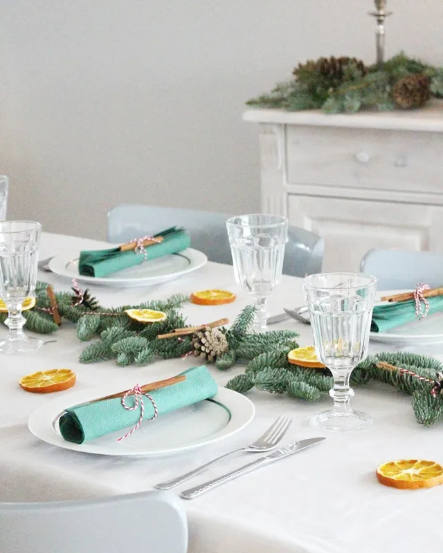 Bist du auch so im Weihnachtsstress? Jedes Jahr sage ich mir, dass ich früh genug anfange, alle Geschenke zu besorgen, das perfekte Weihnachtsoutfit zu finden, Plätzchen zu backen, Deko zu basteln usw. Aber klappen tut das irgendwie nie... Nach Weihnachten freue ich mich dann auf ein paar ruhige Tage und ich weiß, dass es einigen anderen auch so geht. Daher mein Tipp für dich: Verschenke eine Entspannungsbox und besorge den Inhalt gleichzeitig auch für dich. So schlägst du zwei Fliegen mit einer Klappe. Weihnachtsgirlande basteln: DIY Tannengirlande mit Orangenscheiben, Zimt & Zapfen | Tinkerhome - Einfache DIYs für dein Zuhause