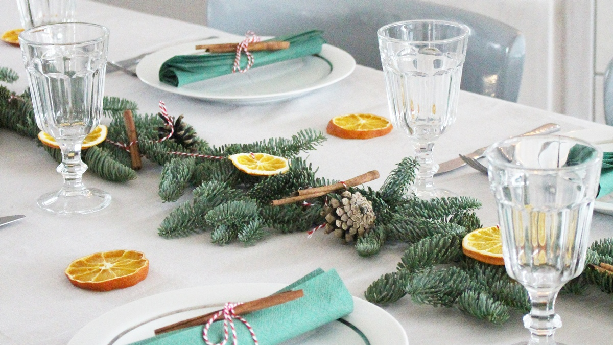 Weihnachtsgirlande basteln: DIY Tannengirlande mit Orangenscheiben, Zimt & Zapfen | Tinkerhome - Einfache DIYs für dein Zuhause