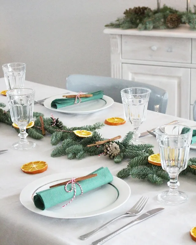 Tannengrün, selbst getrocknete Orangenscheiben, Zimtstangen und kleine Zapfen – daraus kannst du im Handumdrehen eine wunderschöne Weihnachtsgirlande basteln. In dieser Anleitung zeige ich dir Schritt für Schritt, wie du ohne viel Aufwand eine DIY Tannengirlande selber machen kannst. Ob auf dem Tisch, an der Wand oder über dem Treppengeländer – die Girlande bringt festliche Stimmung in dein Zuhause und duftet nach Weihnachten. Weihnachtsgirlande basteln: DIY Tannengirlande mit Orangenscheiben, Zimt & Zapfen - weihnachtsgirlande als tischdeko 14