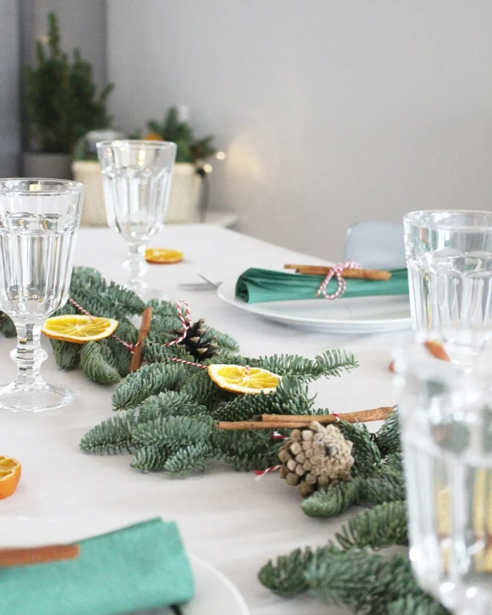 Weihnachtsgirlande basteln: DIY Tannengirlande mit Orangenscheiben, Zimt & Zapfen