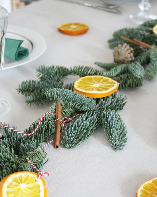 Tannengrün, selbst getrocknete Orangenscheiben, Zimtstangen und kleine Zapfen – daraus kannst du im Handumdrehen eine wunderschöne Weihnachtsgirlande basteln. In dieser Anleitung zeige ich dir Schritt für Schritt, wie du ohne viel Aufwand eine DIY Tannengirlande selber machen kannst. Ob auf dem Tisch, an der Wand oder über dem Treppengeländer – die Girlande bringt festliche Stimmung in dein Zuhause und duftet nach Weihnachten. Weihnachtsgirlande basteln: DIY Tannengirlande mit Orangenscheiben, Zimt & Zapfen - weihnachtsgirlande als tischdeko 4