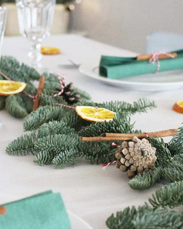 Tannengrün, selbst getrocknete Orangenscheiben, Zimtstangen und kleine Zapfen – daraus kannst du im Handumdrehen eine wunderschöne Weihnachtsgirlande basteln. In dieser Anleitung zeige ich dir Schritt für Schritt, wie du ohne viel Aufwand eine DIY Tannengirlande selber machen kannst. Ob auf dem Tisch, an der Wand oder über dem Treppengeländer – die Girlande bringt festliche Stimmung in dein Zuhause und duftet nach Weihnachten. Weihnachtsgirlande basteln: DIY Tannengirlande mit Orangenscheiben, Zimt & Zapfen - weihnachtsgirlande als tischdeko 8