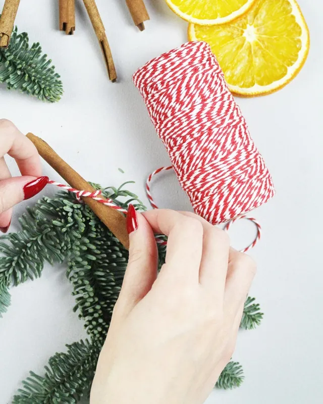 Tannengrün, selbst getrocknete Orangenscheiben, Zimtstangen und kleine Zapfen – daraus kannst du im Handumdrehen eine wunderschöne Weihnachtsgirlande basteln. In dieser Anleitung zeige ich dir Schritt für Schritt, wie du ohne viel Aufwand eine DIY Tannengirlande selber machen kannst. Ob auf dem Tisch, an der Wand oder über dem Treppengeländer – die Girlande bringt festliche Stimmung in dein Zuhause und duftet nach Weihnachten. Weihnachtsgirlande basteln: DIY Tannengirlande mit Orangenscheiben, Zimt & Zapfen - weihnachtsgirlande basteln mit tannengruen 3