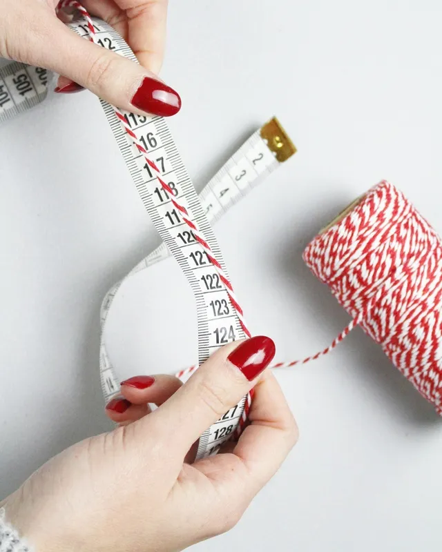 Tannengrün, selbst getrocknete Orangenscheiben, Zimtstangen und kleine Zapfen – daraus kannst du im Handumdrehen eine wunderschöne Weihnachtsgirlande basteln. In dieser Anleitung zeige ich dir Schritt für Schritt, wie du ohne viel Aufwand eine DIY Tannengirlande selber machen kannst. Ob auf dem Tisch, an der Wand oder über dem Treppengeländer – die Girlande bringt festliche Stimmung in dein Zuhause und duftet nach Weihnachten. Weihnachtsgirlande basteln: DIY Tannengirlande mit Orangenscheiben, Zimt & Zapfen - weihnachtsgirlande basteln mit tannengruen 6