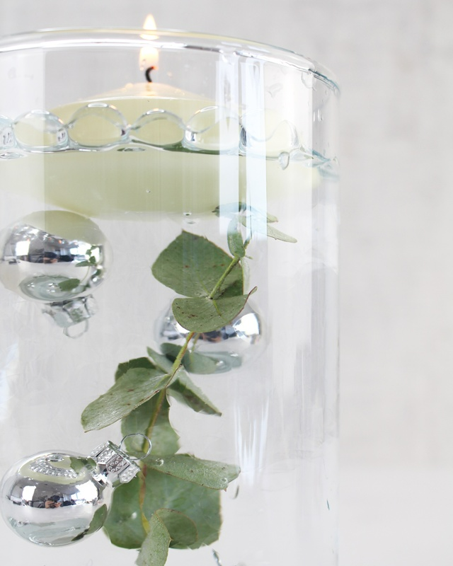 Hast du auch so viele Weihnachtskugeln und weißt gar nicht wohin damit? Ich zeige dir 8 festliche Dekoideen mit Weihnachtskugeln, die einfach und nachzumachen sind. Dabei kannst du das Aussehen deiner alten Kugeln verändern, wenn diese dir nicht mehr gefallen, oder du lässt diese, wie sie sind. 8 festliche & einfache Dekoideen mit Weihnachtskugeln - windlicht mit wasserperlen und weihnachtskugeln 3