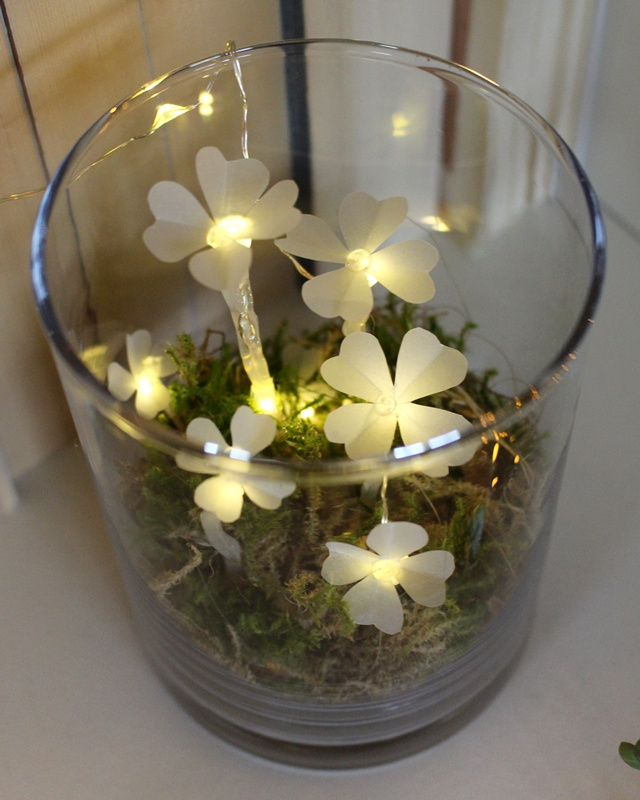 Du möchtest einen kleinen Glücksbringer basteln oder hast einfach Lust auf ein leuchtendes DIY? Dann ist dieses Projekt genau das Richtige für dich: Aus Heißkleber und Transparentpapier kannst du ganz einfach leuchtende Kleeblätter basteln. Sie sind nicht nur eine tolle Deko zu Silvester, sondern machen sich auch wunderbar als kleines Geschenk oder als Glücksbringer für Freunde. Leuchtende Kleeblätter basteln – Glücksbringer aus Heißkleber und Papier - diy leuchtende kleeblaetter 2