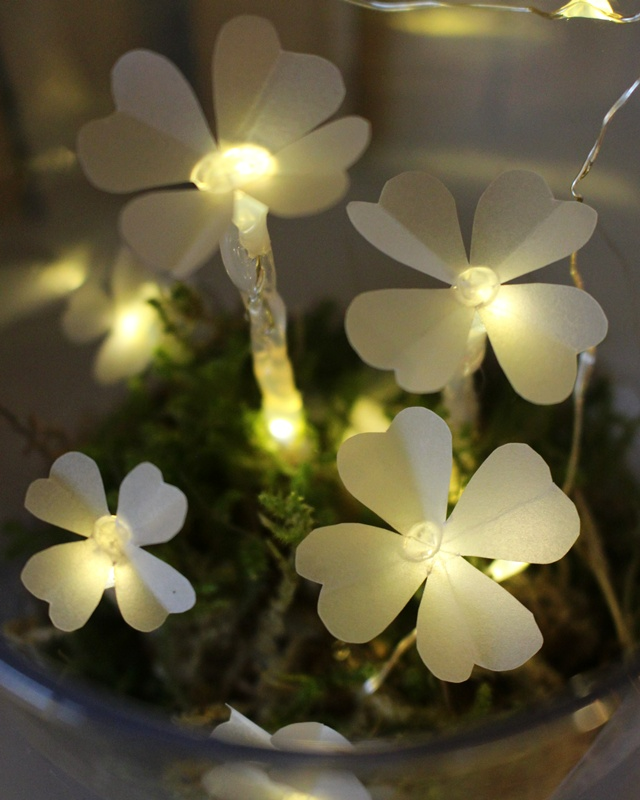 Du möchtest einen kleinen Glücksbringer basteln oder hast einfach Lust auf ein leuchtendes DIY? Dann ist dieses Projekt genau das Richtige für dich: Aus Heißkleber und Transparentpapier kannst du ganz einfach leuchtende Kleeblätter basteln. Sie sind nicht nur eine tolle Deko zu Silvester, sondern machen sich auch wunderbar als kleines Geschenk oder als Glücksbringer für Freunde. Leuchtende Kleeblätter basteln – Glücksbringer aus Heißkleber und Papier - diy leuchtende kleeblaetter 4