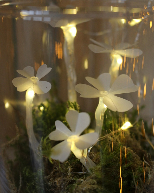 Du möchtest einen kleinen Glücksbringer basteln oder hast einfach Lust auf ein leuchtendes DIY? Dann ist dieses Projekt genau das Richtige für dich: Aus Heißkleber und Transparentpapier kannst du ganz einfach leuchtende Kleeblätter basteln. Sie sind nicht nur eine tolle Deko zu Silvester, sondern machen sich auch wunderbar als kleines Geschenk oder als Glücksbringer für Freunde. Leuchtende Kleeblätter basteln – Glücksbringer aus Heißkleber und Papier - diy leuchtende kleeblaetter 5