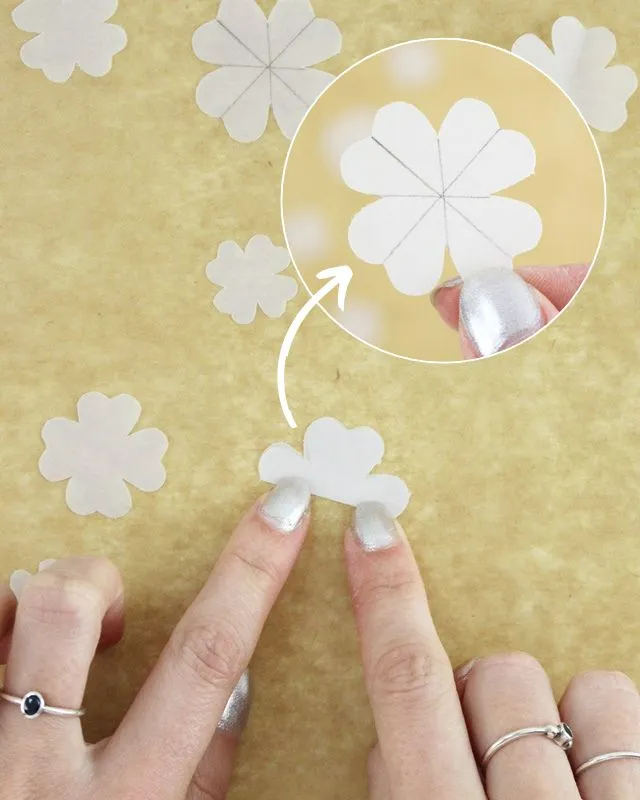 Du möchtest einen kleinen Glücksbringer basteln oder hast einfach Lust auf ein leuchtendes DIY? Dann ist dieses Projekt genau das Richtige für dich: Aus Heißkleber und Transparentpapier kannst du ganz einfach leuchtende Kleeblätter basteln. Sie sind nicht nur eine tolle Deko zu Silvester, sondern machen sich auch wunderbar als kleines Geschenk oder als Glücksbringer für Freunde. Leuchtende Kleeblätter basteln – Glücksbringer aus Heißkleber und Papier - diy leuchtende kleeblaetter basteln 1