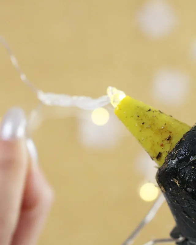 Du möchtest einen kleinen Glücksbringer basteln oder hast einfach Lust auf ein leuchtendes DIY? Dann ist dieses Projekt genau das Richtige für dich: Aus Heißkleber und Transparentpapier kannst du ganz einfach leuchtende Kleeblätter basteln. Sie sind nicht nur eine tolle Deko zu Silvester, sondern machen sich auch wunderbar als kleines Geschenk oder als Glücksbringer für Freunde. Leuchtende Kleeblätter basteln – Glücksbringer aus Heißkleber und Papier - diy leuchtende kleeblaetter basteln 3