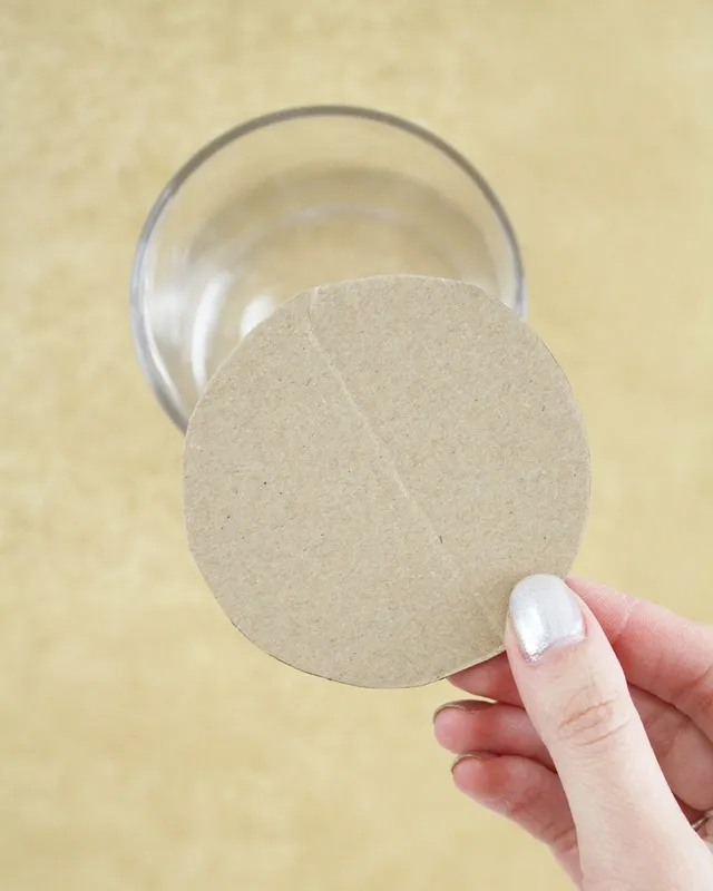 Du möchtest einen kleinen Glücksbringer basteln oder hast einfach Lust auf ein leuchtendes DIY? Dann ist dieses Projekt genau das Richtige für dich: Aus Heißkleber und Transparentpapier kannst du ganz einfach leuchtende Kleeblätter basteln. Sie sind nicht nur eine tolle Deko zu Silvester, sondern machen sich auch wunderbar als kleines Geschenk oder als Glücksbringer für Freunde. Leuchtende Kleeblätter basteln – Glücksbringer aus Heißkleber und Papier - diy leuchtende kleeblaetter basteln 4