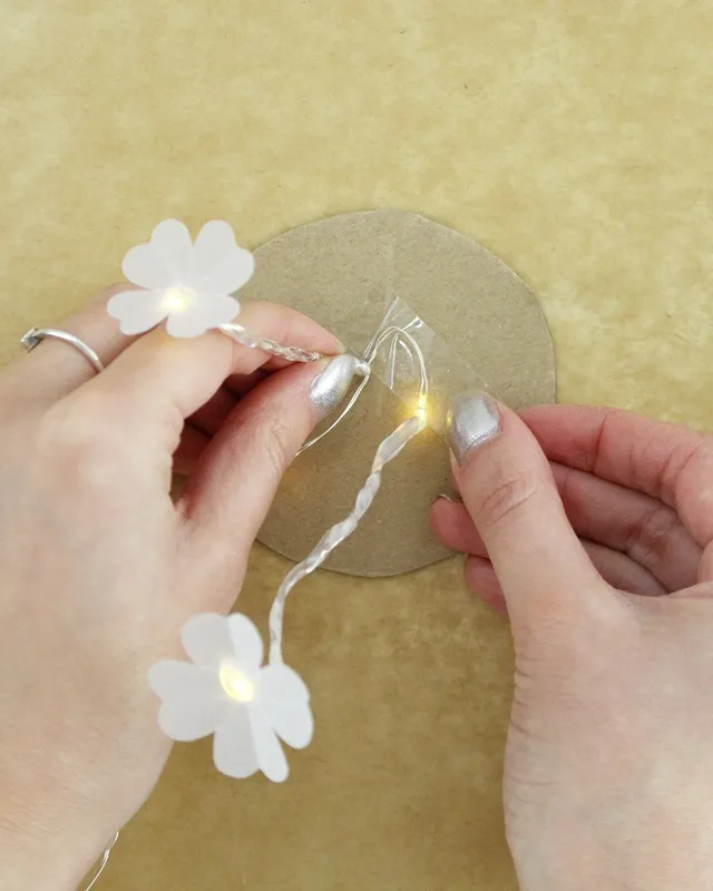 Du möchtest einen kleinen Glücksbringer basteln oder hast einfach Lust auf ein leuchtendes DIY? Dann ist dieses Projekt genau das Richtige für dich: Aus Heißkleber und Transparentpapier kannst du ganz einfach leuchtende Kleeblätter basteln. Sie sind nicht nur eine tolle Deko zu Silvester, sondern machen sich auch wunderbar als kleines Geschenk oder als Glücksbringer für Freunde. Leuchtende Kleeblätter basteln – Glücksbringer aus Heißkleber und Papier - diy leuchtende kleeblaetter basteln 5