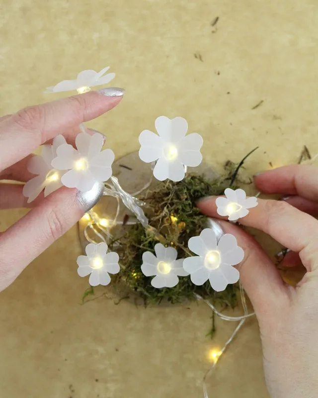 Du möchtest einen kleinen Glücksbringer basteln oder hast einfach Lust auf ein leuchtendes DIY? Dann ist dieses Projekt genau das Richtige für dich: Aus Heißkleber und Transparentpapier kannst du ganz einfach leuchtende Kleeblätter basteln. Sie sind nicht nur eine tolle Deko zu Silvester, sondern machen sich auch wunderbar als kleines Geschenk oder als Glücksbringer für Freunde. Leuchtende Kleeblätter basteln – Glücksbringer aus Heißkleber und Papier - diy leuchtende kleeblaetter basteln 6