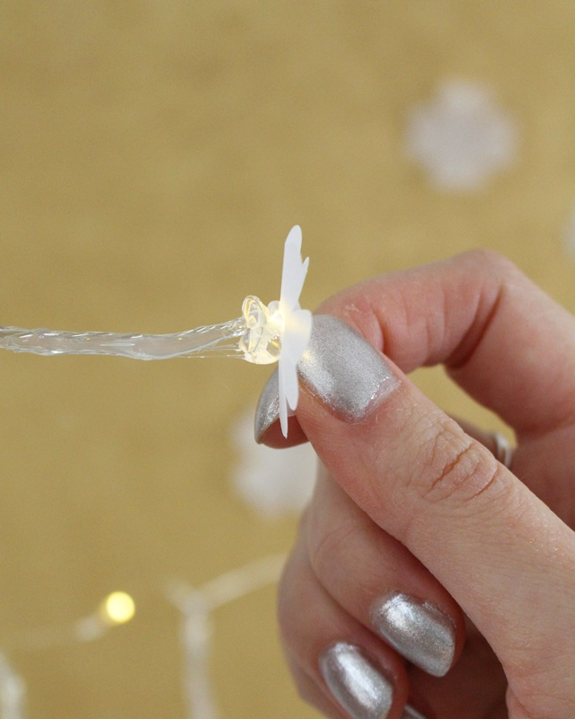 Du möchtest einen kleinen Glücksbringer basteln oder hast einfach Lust auf ein leuchtendes DIY? Dann ist dieses Projekt genau das Richtige für dich: Aus Heißkleber und Transparentpapier kannst du ganz einfach leuchtende Kleeblätter basteln. Sie sind nicht nur eine tolle Deko zu Silvester, sondern machen sich auch wunderbar als kleines Geschenk oder als Glücksbringer für Freunde. Leuchtende Kleeblätter basteln – Glücksbringer aus Heißkleber und Papier - diy leuchtende kleeblaetter basteln 7