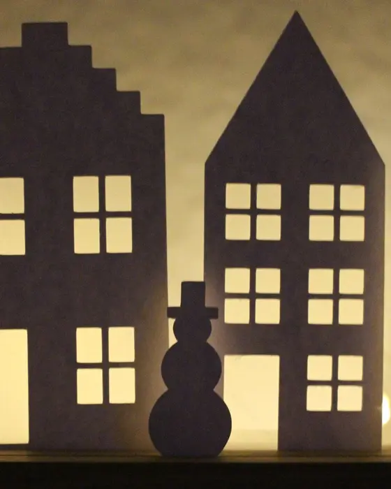 Mit der "Plotterdatei Häuser" bekommst du ein komplettes Set mit 17 winterlichen Motiven. Perfekt zum Lichterhäuser basteln, für Fensterbilder oder als aufstellbare Deko in Holzleisten. PDF-Datei + Plotterdateien (SVG + DXF) Plottervorlage Häuser - Winterdorf, Weihnachtsdorf, Lichterhäuser basteln | Tinkerhome - Einfache DIYs für dein Zuhause