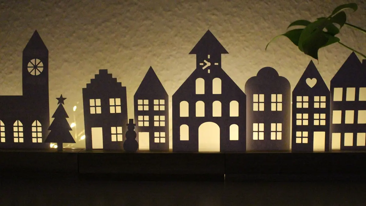 Mit der "Plotterdatei Häuser" bekommst du ein komplettes Set mit 17 winterlichen Motiven. Perfekt zum Lichterhäuser basteln, für Fensterbilder oder als aufstellbare Deko in Holzleisten. PDF-Datei + Plotterdateien (SVG + DXF) Plottervorlage Häuser - Winterdorf, Weihnachtsdorf, Lichterhäuser basteln | Tinkerhome - Einfache DIYs für dein Zuhause