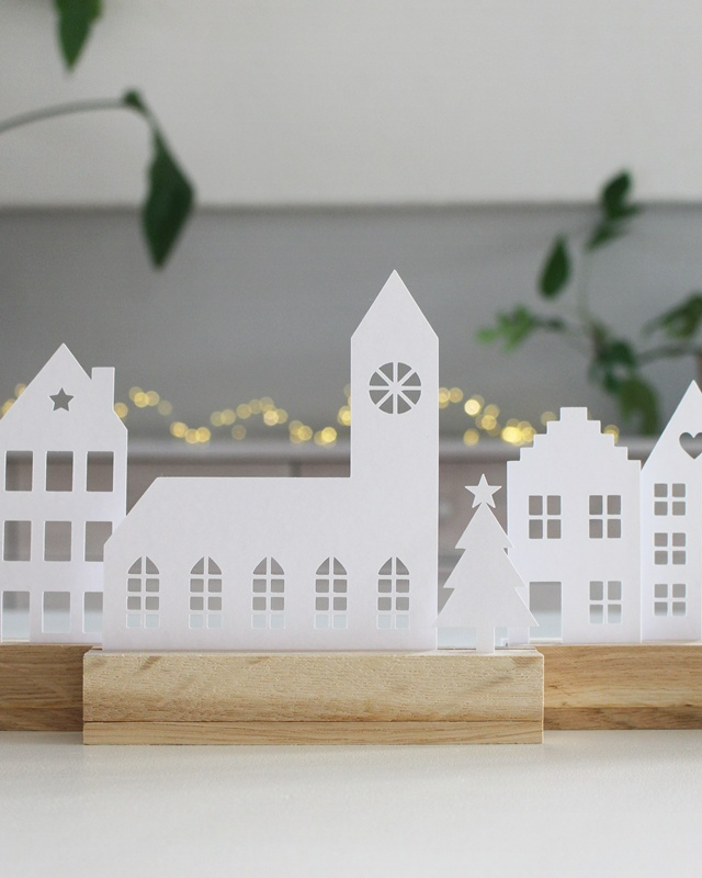 Ich habe Anfang Januar Geburtstag und da möchte ich ehrlich gesagt keine weihnachtliche Deko mehr haben. Ich finde es aber gar nicht so einfach, in dieser Übergangszeit zu dekorieren. In diesem Jahr habe ich mich für eine Winter Tischdeko entschieden. Ich zeige ich dir, wie ich den Tisch mit einfachen und aber effektvollen DIYs dekoriert habe. Weihnachtsdorf Plotterdatei | Tinkerhome - Einfache DIYs für dein Zuhause