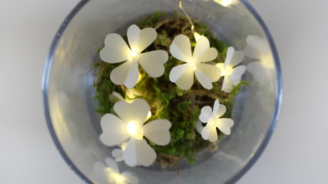 Leuchtende Kleeblätter basteln – Glücksbringer aus Heißkleber und Papier | Tinkerhome - Einfache DIYs für dein Zuhause