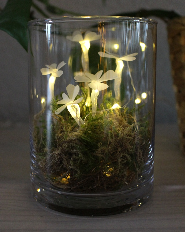 Du möchtest einen kleinen Glücksbringer basteln oder hast einfach Lust auf ein leuchtendes DIY? Dann ist dieses Projekt genau das Richtige für dich: Aus Heißkleber und Transparentpapier kannst du ganz einfach leuchtende Kleeblätter basteln. Sie sind nicht nur eine tolle Deko zu Silvester, sondern machen sich auch wunderbar als kleines Geschenk oder als Glücksbringer für Freunde. Leuchtende Kleeblätter basteln – Glücksbringer aus Heißkleber und Papier - silvester diy leuchtender gluecksklee 5