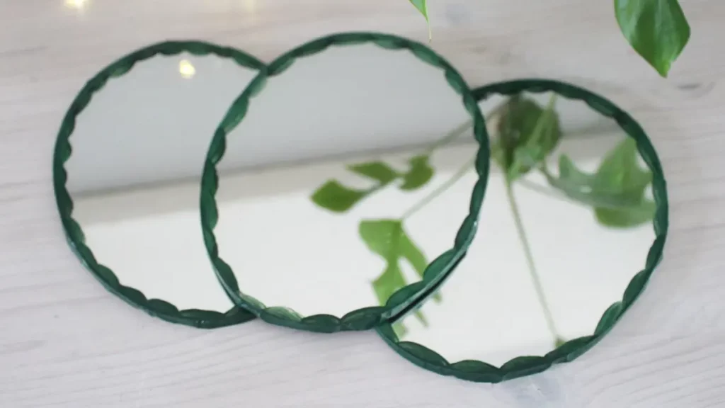 Wer von euch kann sich auch so schlecht von (alten) Sachen trennen? Bei diesen alten Spiegeln hat mein Opa vor Jahren den Rand bemalt und ich konnte sie einfach nicht wegwerfen. Passend zum aktuellen Dopamin Deko Trend sind sie mir wieder eingefallen und sie eigenen sich perfekt, um daraus stylische Upcycling Spiegel zu machen. Ich zeige dir, wie du mit etwas Farbe, Modelliermasse und Holzkugeln deine Spiegel verschönern kannst. Upcycling alte Spiegel | Tinkerhome - Einfache DIYs für dein Zuhause