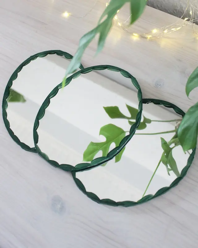 Wer von euch kann sich auch so schlecht von (alten) Sachen trennen? Bei diesen alten Spiegeln hat mein Opa vor Jahren den Rand bemalt und ich konnte sie einfach nicht wegwerfen. Passend zum aktuellen Dopamin Deko Trend sind sie mir wieder eingefallen und sie eigenen sich perfekt, um daraus stylische Upcycling Spiegel zu machen. Ich zeige dir, wie du mit etwas Farbe, Modelliermasse und Holzkugeln deine Spiegel verschönern kannst. Spiegel Upcycling: Drei alte Spiegel mit handbemaltem Rand vom Opa als Ausgangsmaterial für das Projekt