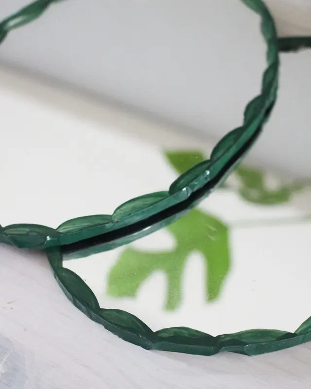 Wer von euch kann sich auch so schlecht von (alten) Sachen trennen? Bei diesen alten Spiegeln hat mein Opa vor Jahren den Rand bemalt und ich konnte sie einfach nicht wegwerfen. Passend zum aktuellen Dopamin Deko Trend sind sie mir wieder eingefallen und sie eigenen sich perfekt, um daraus stylische Upcycling Spiegel zu machen. Ich zeige dir, wie du mit etwas Farbe, Modelliermasse und Holzkugeln deine Spiegel verschönern kannst. Spiegel Upcycling: Drei alte Spiegel mit handbemaltem Rand vom Opa als Ausgangsmaterial