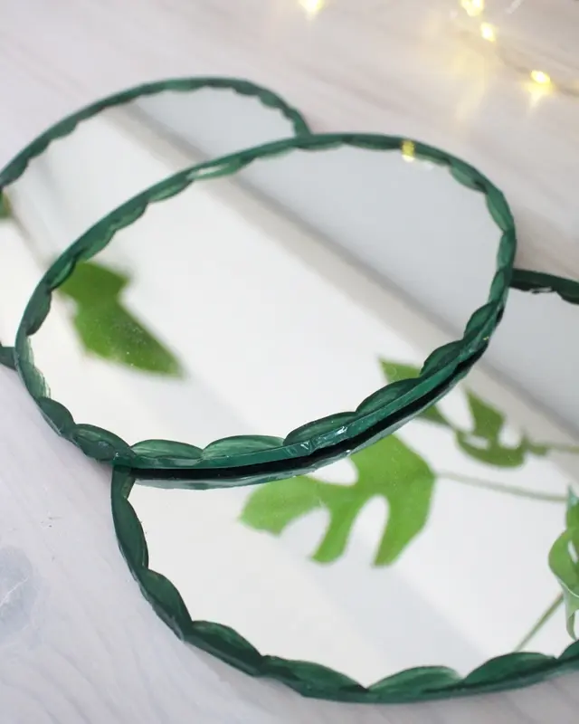 Wer von euch kann sich auch so schlecht von (alten) Sachen trennen? Bei diesen alten Spiegeln hat mein Opa vor Jahren den Rand bemalt und ich konnte sie einfach nicht wegwerfen. Passend zum aktuellen Dopamin Deko Trend sind sie mir wieder eingefallen und sie eigenen sich perfekt, um daraus stylische Upcycling Spiegel zu machen. Ich zeige dir, wie du mit etwas Farbe, Modelliermasse und Holzkugeln deine Spiegel verschönern kannst. Spiegel Upcycling: Drei alte Spiegel mit handbemaltem Rand vom Opa als Ausgangsmaterial