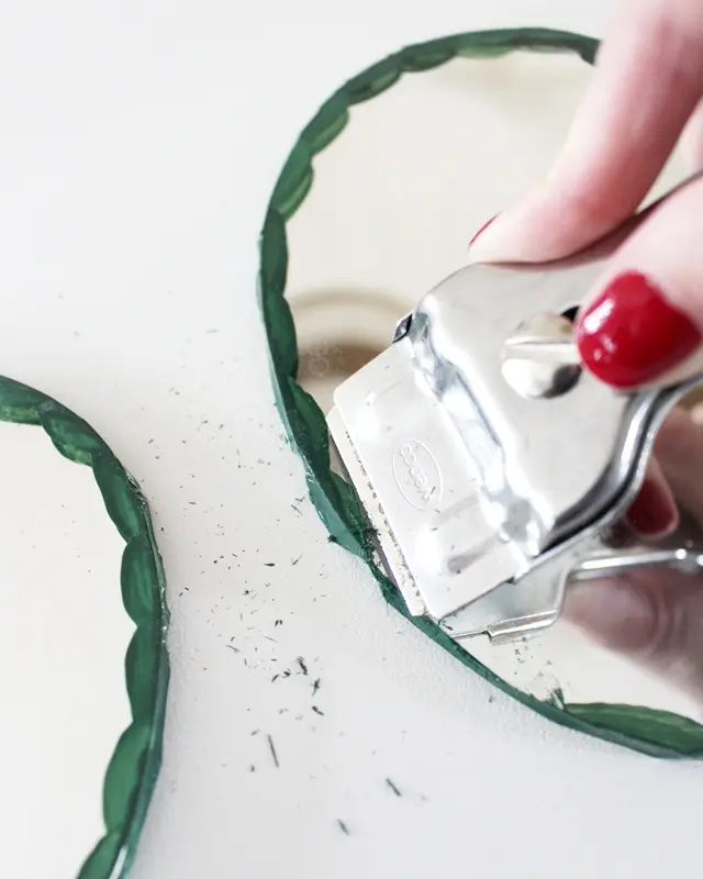 Wer von euch kann sich auch so schlecht von (alten) Sachen trennen? Bei diesen alten Spiegeln hat mein Opa vor Jahren den Rand bemalt und ich konnte sie einfach nicht wegwerfen. Passend zum aktuellen Dopamin Deko Trend sind sie mir wieder eingefallen und sie eigenen sich perfekt, um daraus stylische Upcycling Spiegel zu machen. Ich zeige dir, wie du mit etwas Farbe, Modelliermasse und Holzkugeln deine Spiegel verschönern kannst. Upcycling alte Spiegel | Tinkerhome - Einfache DIYs für dein Zuhause