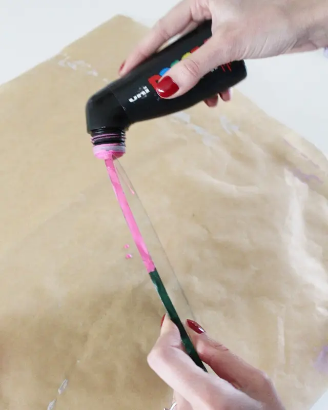 Wer von euch kann sich auch so schlecht von (alten) Sachen trennen? Bei diesen alten Spiegeln hat mein Opa vor Jahren den Rand bemalt und ich konnte sie einfach nicht wegwerfen. Passend zum aktuellen Dopamin Deko Trend sind sie mir wieder eingefallen und sie eigenen sich perfekt, um daraus stylische Upcycling Spiegel zu machen. Ich zeige dir, wie du mit etwas Farbe, Modelliermasse und Holzkugeln deine Spiegel verschönern kannst. Spiegel Upcycling mit Farbe | Tinkerhome - Einfache DIYs für dein Zuhause