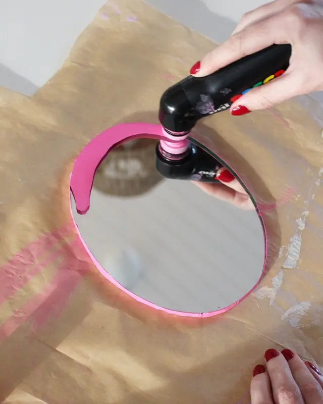 Wer von euch kann sich auch so schlecht von (alten) Sachen trennen? Bei diesen alten Spiegeln hat mein Opa vor Jahren den Rand bemalt und ich konnte sie einfach nicht wegwerfen. Passend zum aktuellen Dopamin Deko Trend sind sie mir wieder eingefallen und sie eigenen sich perfekt, um daraus stylische Upcycling Spiegel zu machen. Ich zeige dir, wie du mit etwas Farbe, Modelliermasse und Holzkugeln deine Spiegel verschönern kannst. Spiegel verschönern mit Modelliermasse | Tinkerhome - Einfache DIYs für dein Zuhause