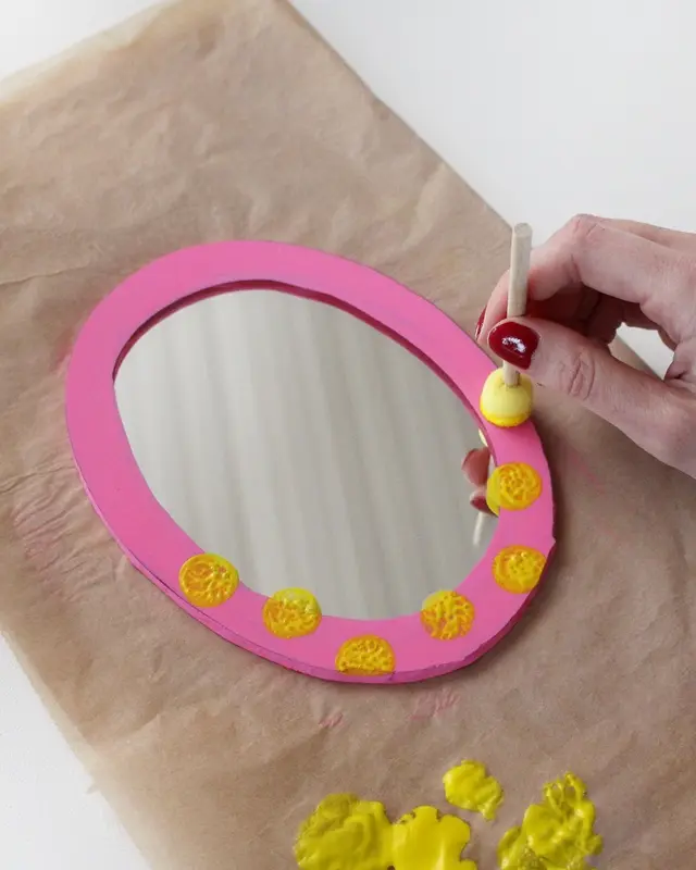 Wer von euch kann sich auch so schlecht von (alten) Sachen trennen? Bei diesen alten Spiegeln hat mein Opa vor Jahren den Rand bemalt und ich konnte sie einfach nicht wegwerfen. Passend zum aktuellen Dopamin Deko Trend sind sie mir wieder eingefallen und sie eigenen sich perfekt, um daraus stylische Upcycling Spiegel zu machen. Ich zeige dir, wie du mit etwas Farbe, Modelliermasse und Holzkugeln deine Spiegel verschönern kannst. Spiegel Upcycling mit Farbe | Tinkerhome - Einfache DIYs für dein Zuhause