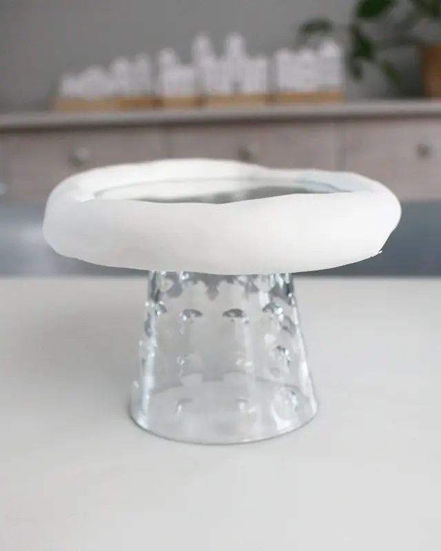 Wer von euch kann sich auch so schlecht von (alten) Sachen trennen? Bei diesen alten Spiegeln hat mein Opa vor Jahren den Rand bemalt und ich konnte sie einfach nicht wegwerfen. Passend zum aktuellen Dopamin Deko Trend sind sie mir wieder eingefallen und sie eigenen sich perfekt, um daraus stylische Upcycling Spiegel zu machen. Ich zeige dir, wie du mit etwas Farbe, Modelliermasse und Holzkugeln deine Spiegel verschönern kannst. Spiegel Upcycling mit Modelliermasse | Tinkerhome - Einfache DIYs für dein Zuhause